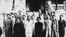 Chính phủ Nước Việt Nam Dân chủ Cộng hòa do Chủ tịch Hồ Chí Minh đứng đầu ra mắt quốc dân. Ảnh tư liệu
