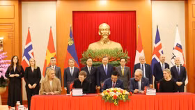 Tổng Bí thư, Chủ tịch nước Tô Lâm, Bộ trưởng Bộ Công Thương Lê Mạnh Hùng cùng đại diện các nước thành viên EFTA chứng kiến lễ ký kết Hiệp định Thương mại Tự do Việt Nam - EFTA (ảnh: BCT)