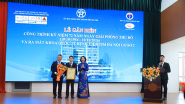 Bà Vũ Thu Hà - Thành ủy viên, Phó Chủ tịch UBND TP. Hà Nội trao quyết định công nhận công trình Bệnh viện Tim Hà Nội cơ sở 2 cho ông Trần Đình Cường - Giám đốc Ban Quản lý dự án đầu tư xây dựng công trình dân dụng thành phố Hà Nội và ông Nguyễn Sinh Hiền - Giám đốc Bệnh viện Tim Hà Nội. Ảnh: Hoàng Việt