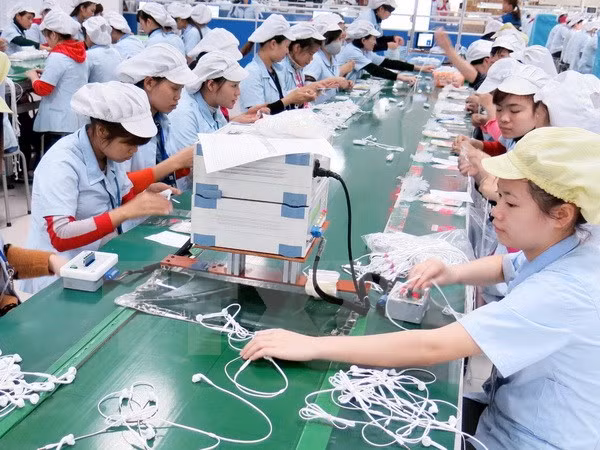 Dây chuyền sản xuất tai nghe cho điện thoại thông minh của Công ty TNHH Glonics Việt Nam, doanh nghiệp 100% vốn FDI Hàn Quốc. (Ảnh: Hoàng Nguyên/TTXVN)