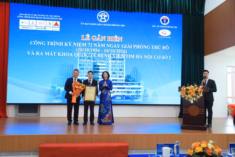 Bà Vũ Thu Hà - Thành ủy viên, Phó Chủ tịch UBND TP. Hà Nội trao quyết định công nhận công trình Bệnh viện Tim Hà Nội cơ sở 2 cho ông Trần Đình Cường - Giám đốc Ban Quản lý dự án đầu tư xây dựng công trình dân dụng thành phố Hà Nội và ông Nguyễn Sinh Hiền - Giám đốc Bệnh viện Tim Hà Nội. Ảnh: Hoàng Việt