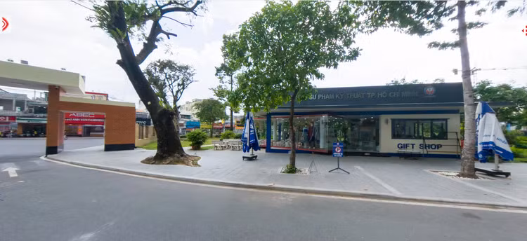 Đấu giá quyền thuê mặt bằng kinh doanh tại Trường Đại học Công nghệ Kỹ thuật TP.HCM. Ảnh: Hoàng Việt