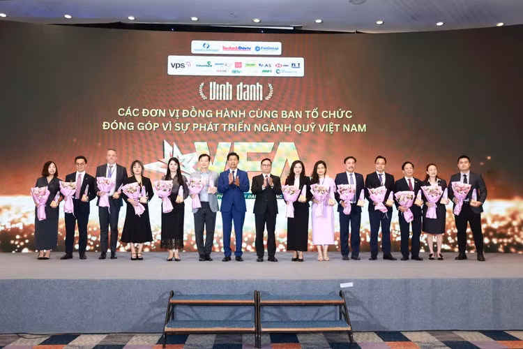 Ban tổ chức vinh danh các đơn vị đồng hành cùng ban tổ chức đóng góp vì sự phát triển ngành quỹ Việt Nam. Ảnh: Dũng Minh