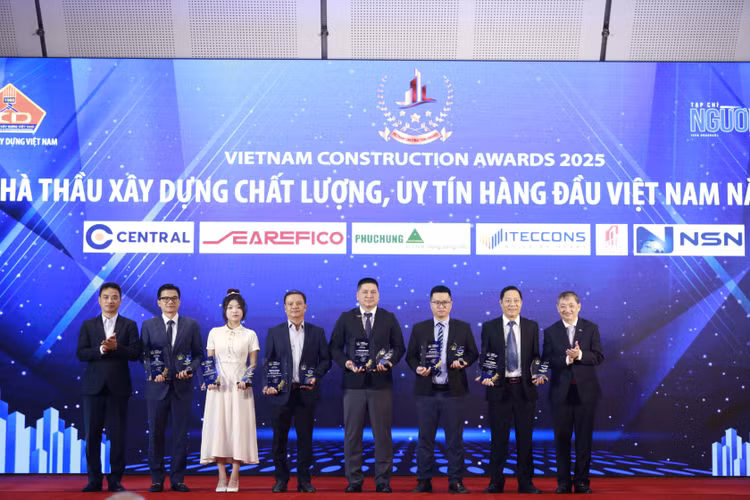 Quang cảnh lễ trao giải thưởng “Nhà thầu Xây dựng chất lượng, uy tín hàng đầu Việt Nam năm 2025” tại Vietnam Construction Awards 2025