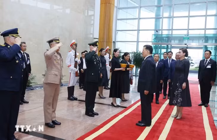 nha-vua-thai-lan-den-ha-noi-bat-dau-tham-cap-nha-nuoc-toi-viet-nam-2.jpg