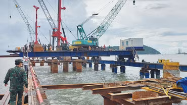 Tổng công ty Xây dựng Trường Sơn đang triển khai 7 mũi thi công trên tuyến cầu vượt biển thuộc Dự án Đường giao thông ra đảo Hòn Khoai (tỉnh Cà Mau). Ảnh: Ngọc Tuấn