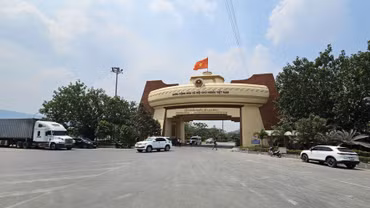 Cửa khẩu Lao Bảo - điểm cuối của cao tốc Cam Lộ - Lao Bảo được xác định là tuyến đường huyết mạch trong lộ trình “vươn Đông, tỏa Tây” của Quảng Trị. Ảnh: Thanh Hải