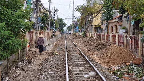 Mặt bằng thi công Gói thầu có hạn chế, yêu cầu duy trì giao thông, bảo vệ công trình hiện hữu và bảo đảm an toàn trong quá trình thi công. Ảnh: Ánh Tuyết