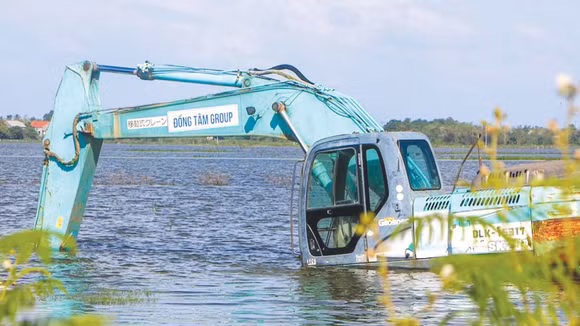 Thiết bị thi công tại Dự án đường Tố Hữu nối dài đi sân bay Phú Bài ngập trong nước. Ảnh: Nguyễn Luân