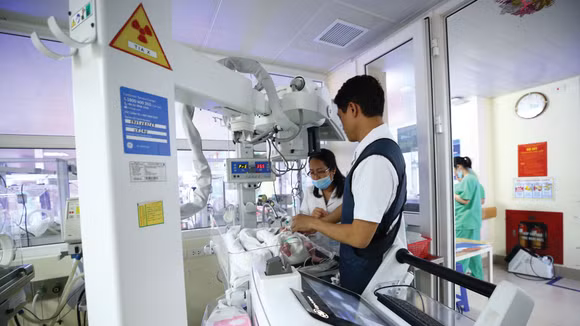 Trong vòng đời có thể kéo dài 10 - 15 năm của thiết bị, các cơ sở y tế tiếp tục cần linh kiện chuyên dụng, phần mềm, dịch vụ bảo trì và đội ngũ kỹ thuật. Ảnh: Nhã Chi