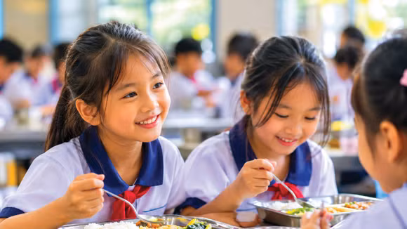 UBND cấp xã/phường tại TP.HCM có trách nhiệm thẩm định hồ sơ, tư cách pháp nhân, chất lượng nguồn thực phẩm và đầu mối tổ chức lựa chọn đơn vị cung cấp suất ăn vào trường học trên địa bàn. Ảnh: Phúc An