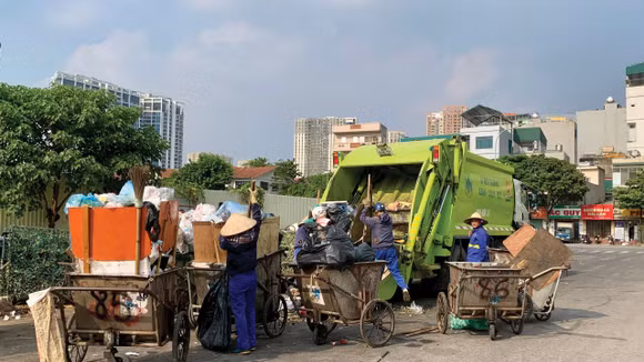 Urenco Gia Lâm đảm nhận nhiều gói thầu duy trì vệ sinh đường phố, thu gom, vận chuyển và xử lý rác thải sinh hoạt, duy trì thoát nước, chiếu sáng... trên địa bàn Thủ đô. Ảnh: Nhã Chi